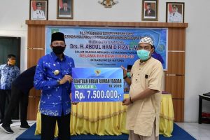 Read more about the article Cegah Covid – 19, Bupati Natuna Serahkan Bantuan di Kecamatan Bunguran Timur